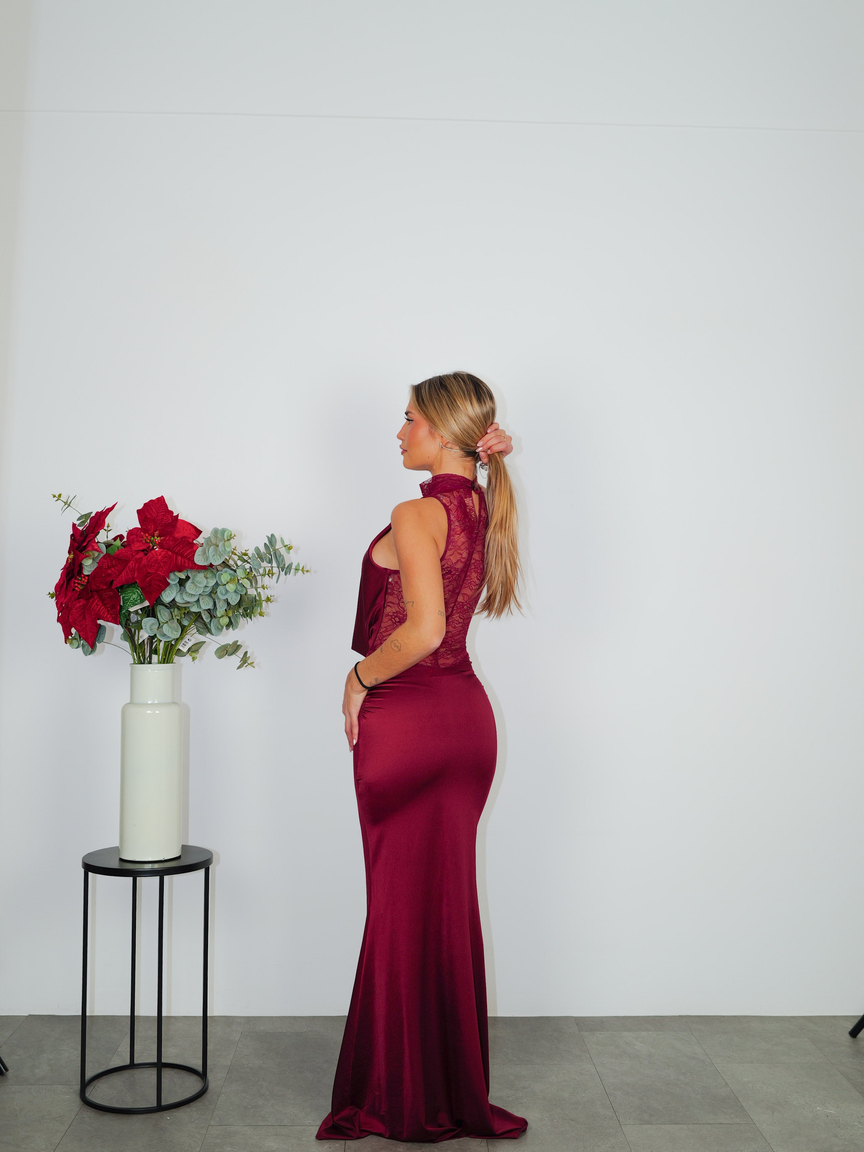 Abito lungo bordeaux con scollo a cascata in pizzo