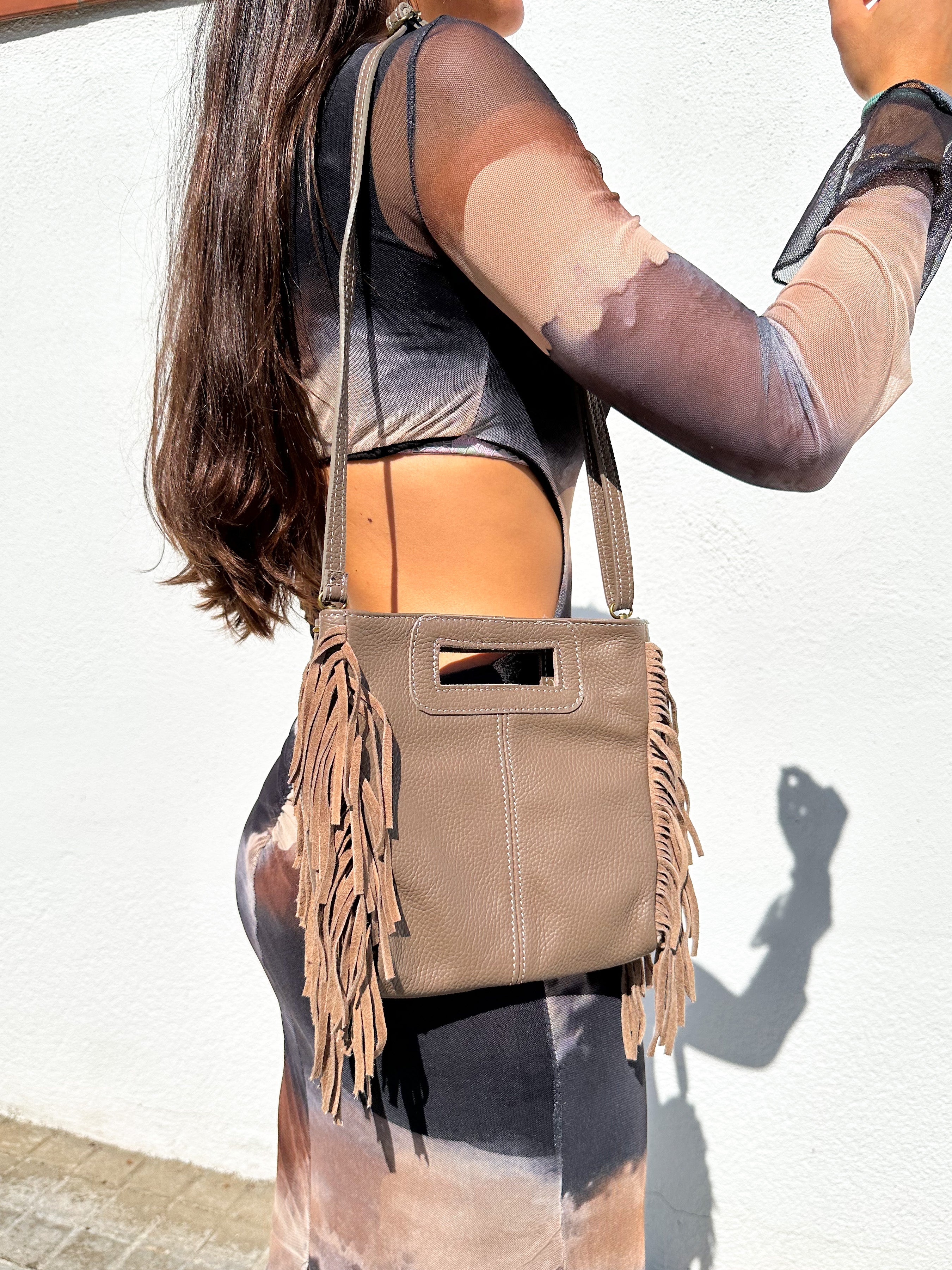 Borsa in pelle liscia con frange tortora