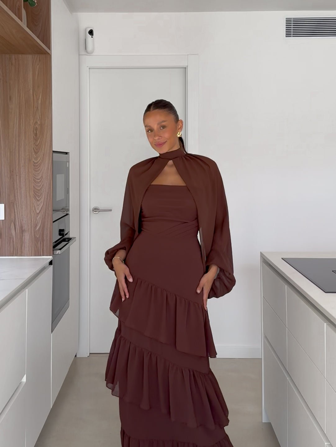 Scialle con maniche a mantella e fiocco color cioccolato - Sorellas The Brand Barcelona S.L