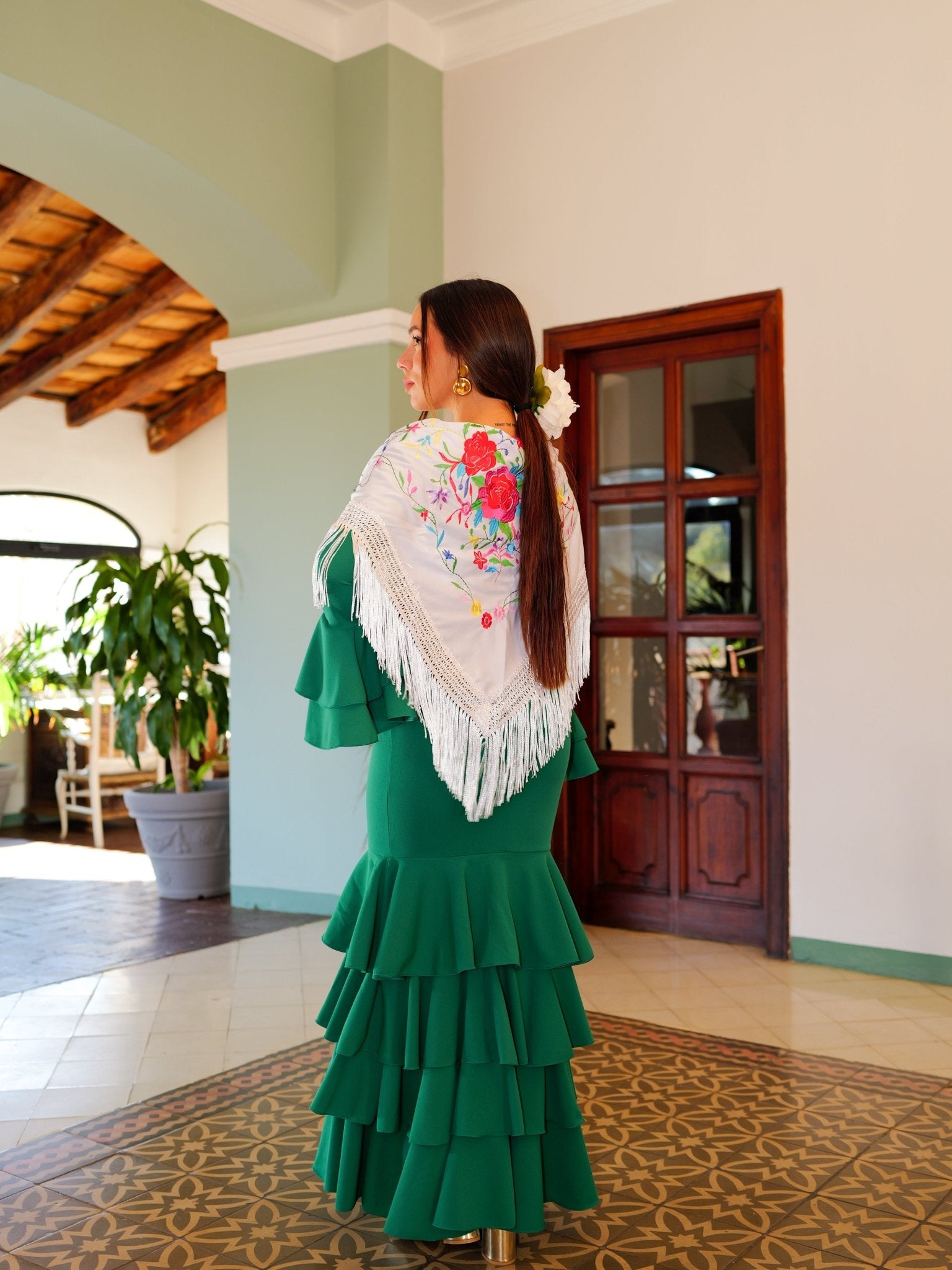 Scialle flamenco ricamato con fiori bianchi - Sorellas The Brand Barcelona S.L