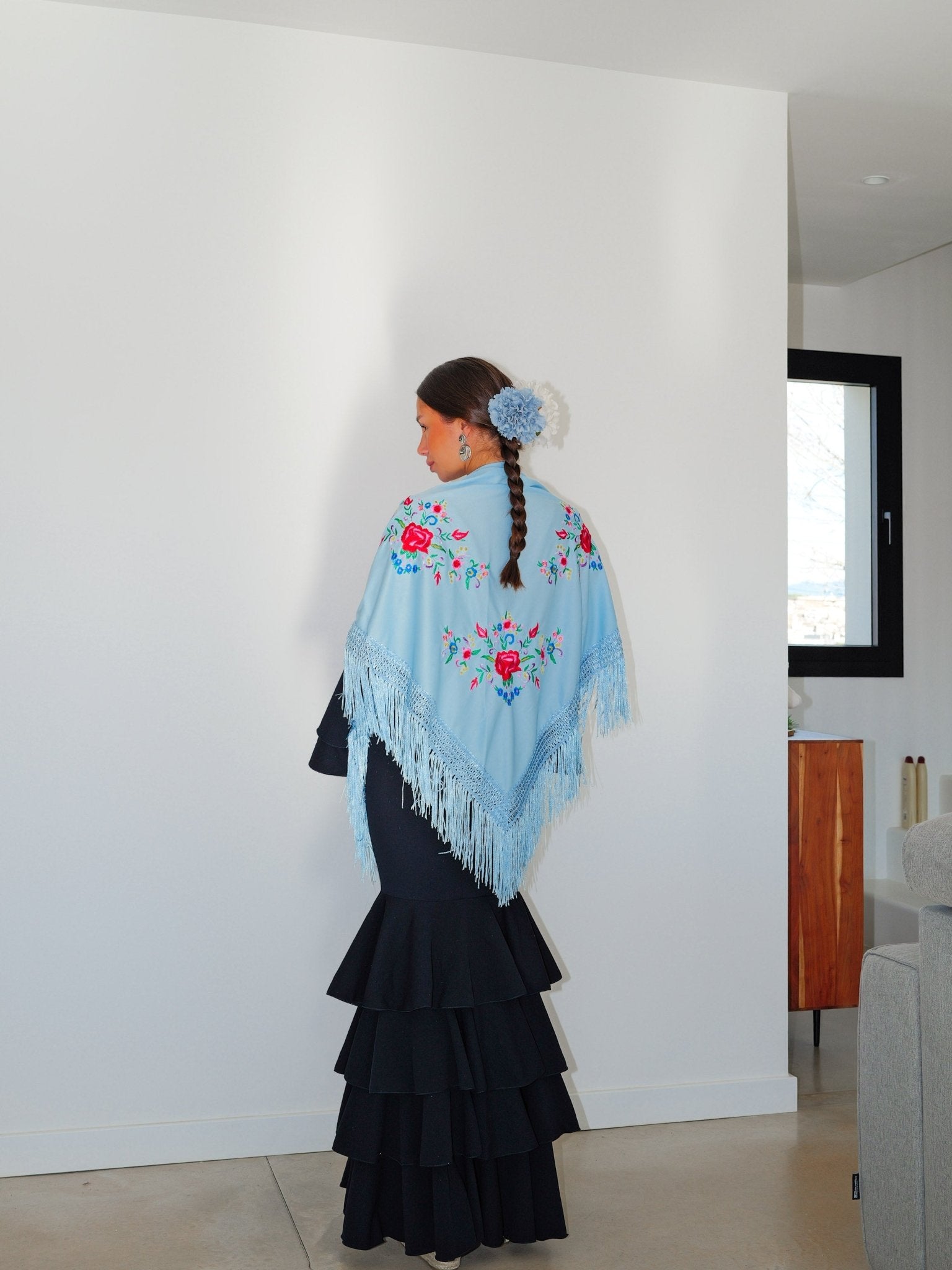 Scialle flamenco ricamato con fiori celesti - Sorellas The Brand Barcelona S.L