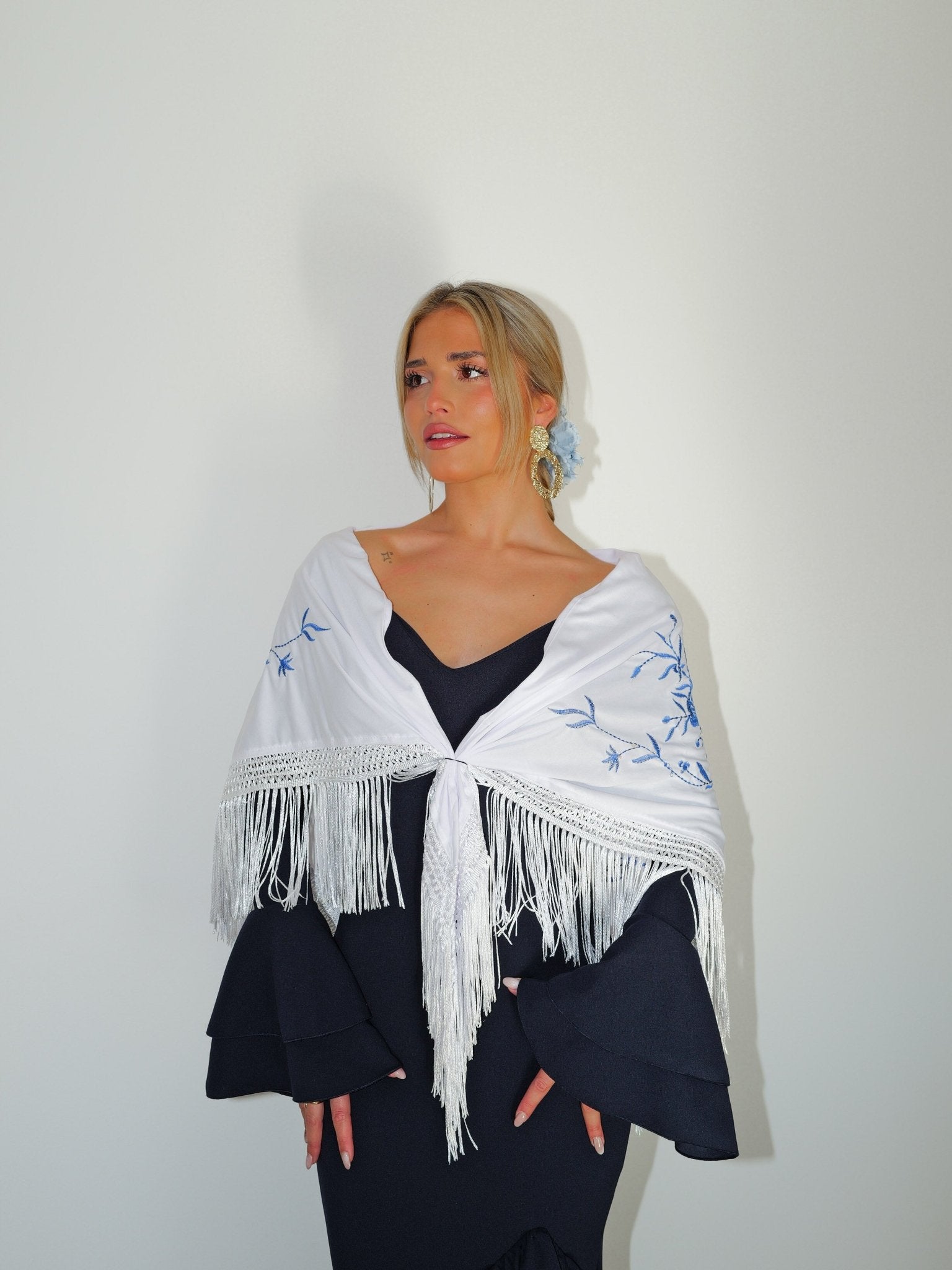 Scialle flamenco ricamato con fiori celesti - Sorellas The Brand Barcelona S.L