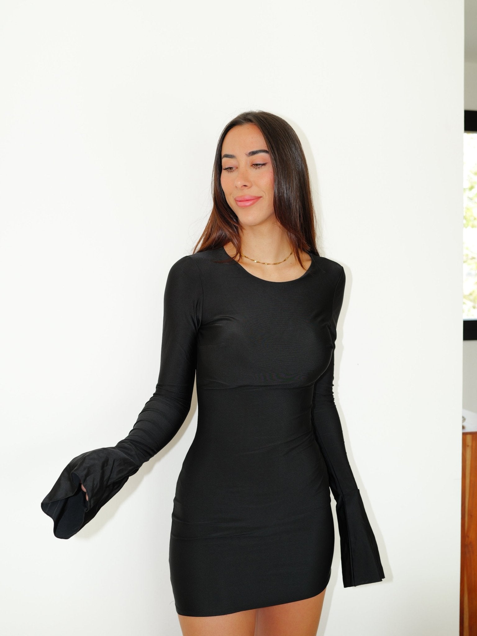 Abito mini satinato nero con schiena scoperta - Sorellas The Brand Barcelona S.L