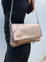 Borsa in pelle con catene in bronzo