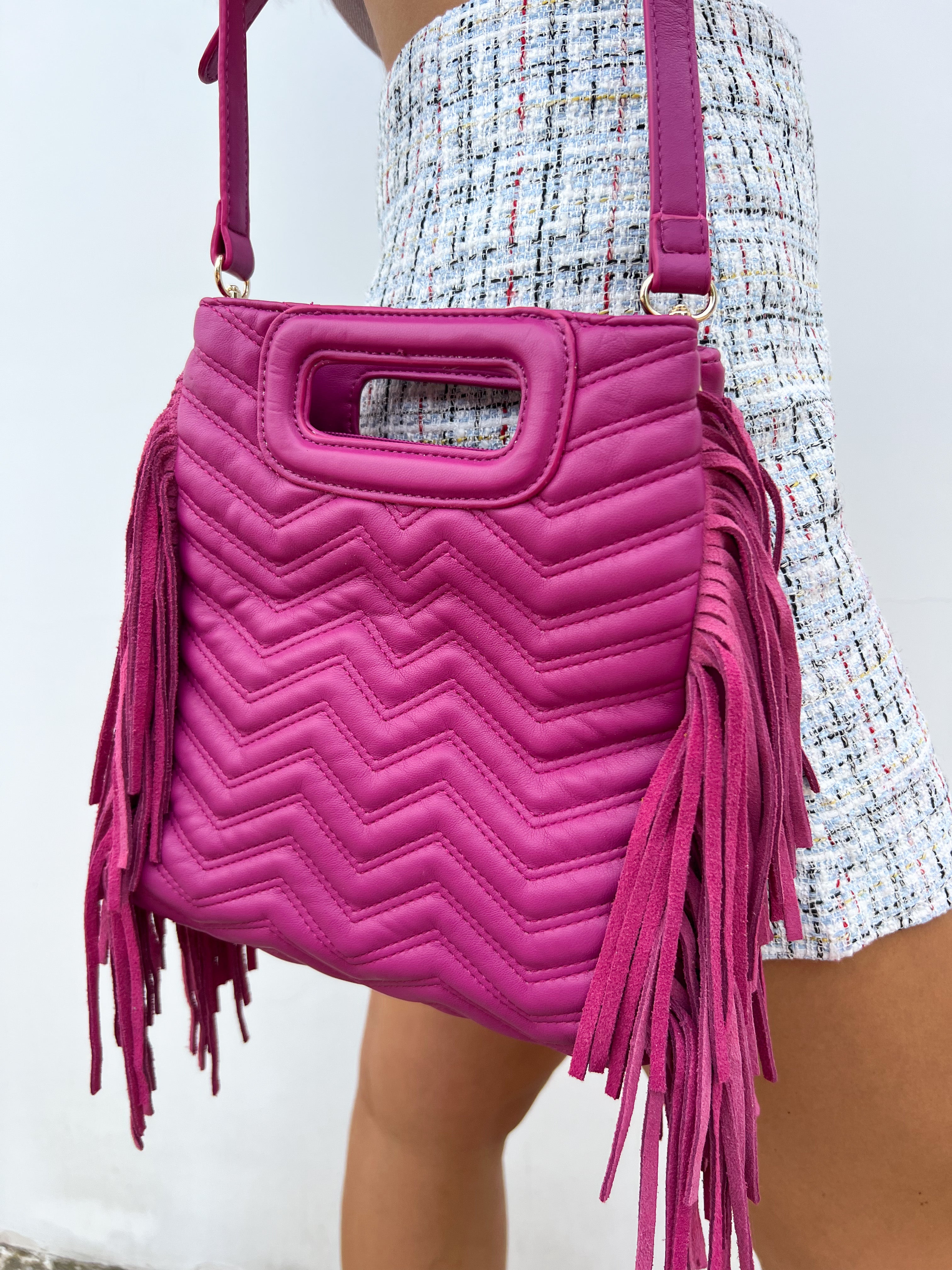 Borsa a zig zag con frange fucsia